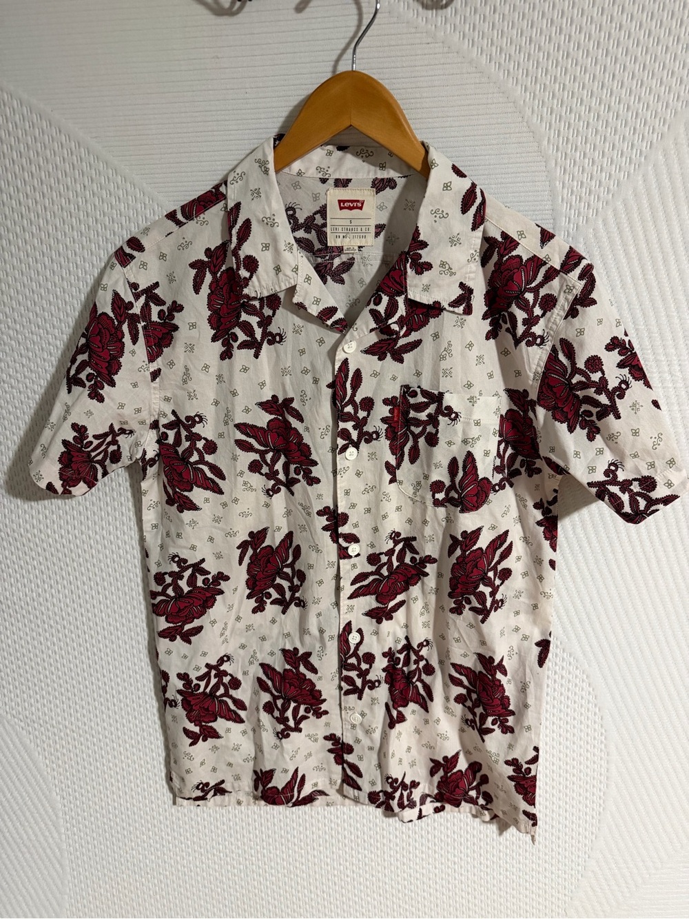 Levi's White Short-Sleeve Shirt with Burgundy Floral Print